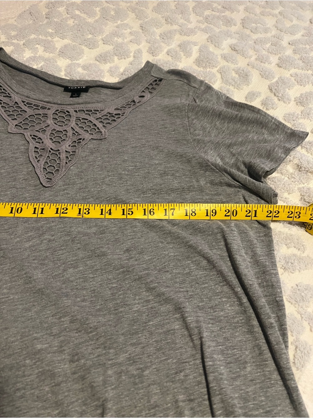 torrid Gray Short Sleeve Tee with Crochet V-Neck Detail - Picture 4 of 5